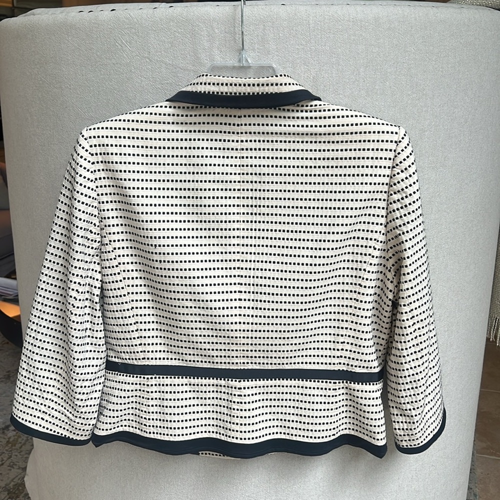 Tahari Black and White Blazer with Notched Collar. L “20.5
W “19.5”
Sleeves 19.5 - Picture 5 of 8